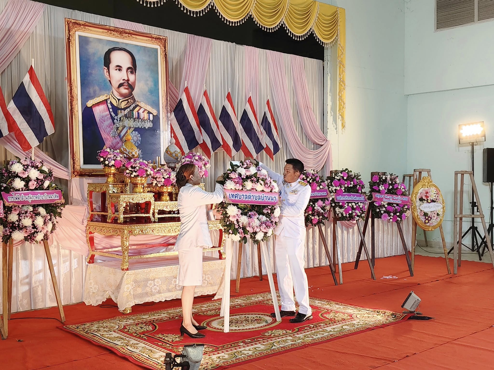 เทศบาลตำบลบ้านนา ร่วมพิธีวางพวงมาลาถวายราชสักการะ เนื่องในวันปิยมหาราช