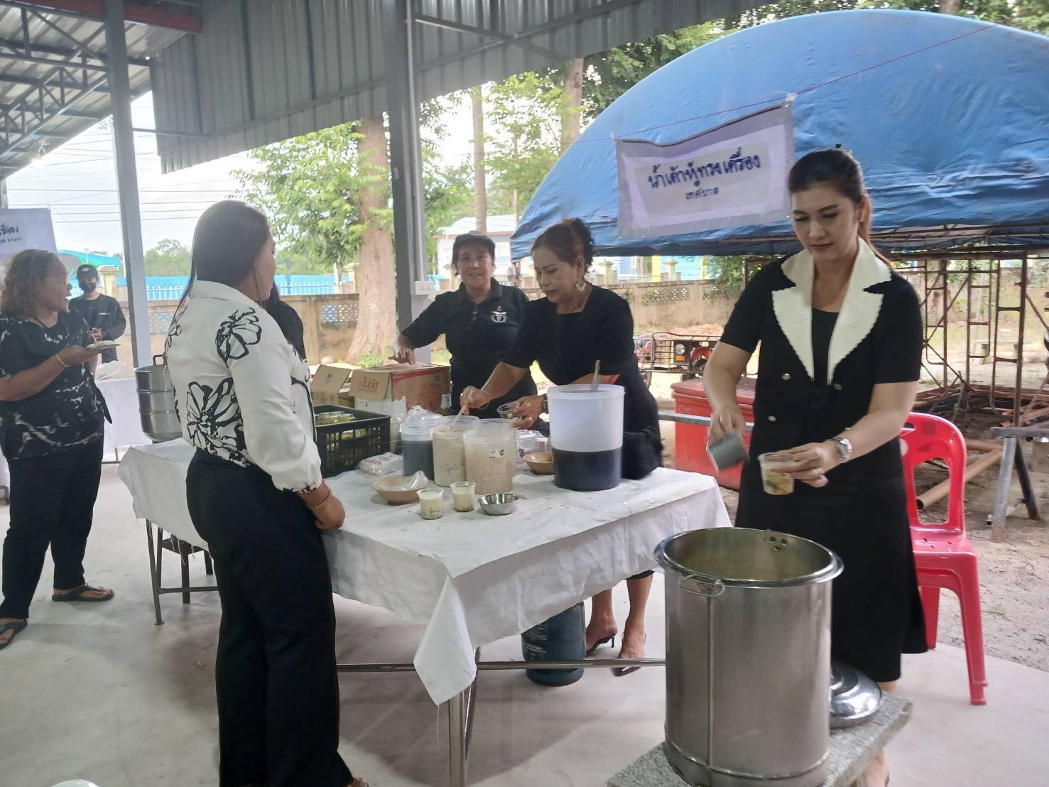 เทศบาลตำบลบ้านนา ร่วมอนุโมทนาบุญโรงทานและเป็นเจ้าภาพพิธีบำเพ็ญกุศลศพ พระครูกิตติกาญจนวิสุทธิ์ (ดำรงศักดิ์ กมโล) อดีตเจ้าอาวาสวัดทองประธาน