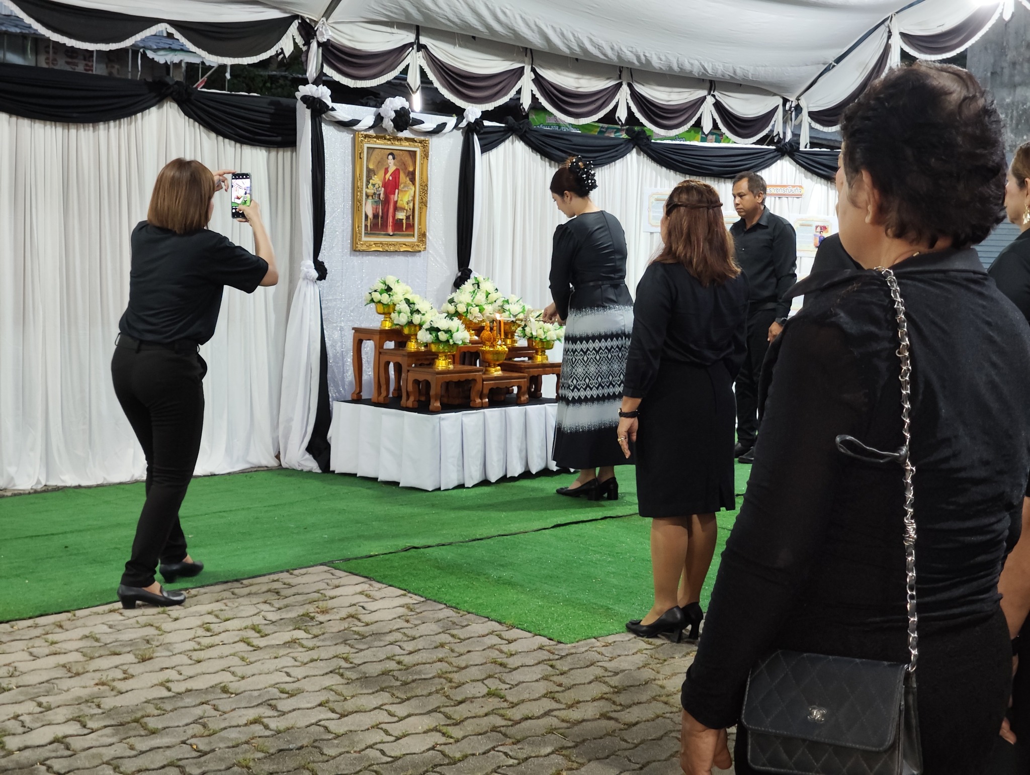 เทศบาลตำบลบ้านนา น้อมรำลึกในพระมหากรุณาธิคุณอันหาที่สุดมิได้ แด่ สมเด็จพระบรมราชชนนีพันปีหลวง ก่อนเริ่มงานประเพณีลอยกระทง