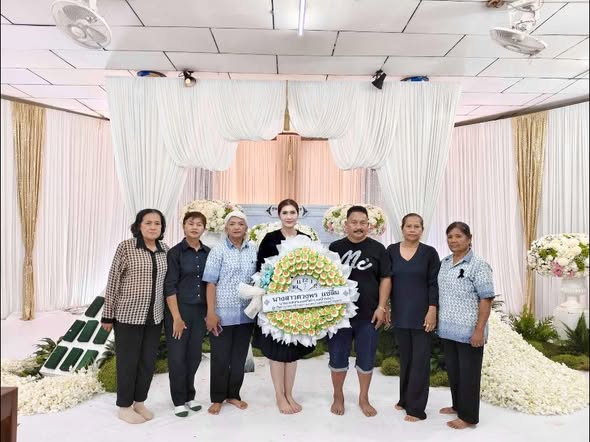 วันที่ 18 พฤศจิกายน 2568
นางสาวดวงพร แซ่ลิ้ม นายกเทศมนตรีตำบลบ้านนา พร้อมด้วยคณะผู้บริหาร และสมาชิกสภาเทศบาลตำบลบ้านนา ได้เดินทางไปร่วมในพิธีและมอบหรีดเพื่อแสดงความไว้อาลัยแก่การจากไปของ คุณแม่เจี้ยม นาคสวาท (พัฒนสิงห์) คณะฯ ได้ร่วมแสดงความเสียใจ ต่อครอบครัวผู้สูญเสีย และร่วมบำเพ็ญกุศลศพตามประเพณี เพื่อเป็นการให้กำลังใจและแสดงความเคารพต่อผู้วายชนม์
 * สถานที่: ศาลาวัดทองประธาน