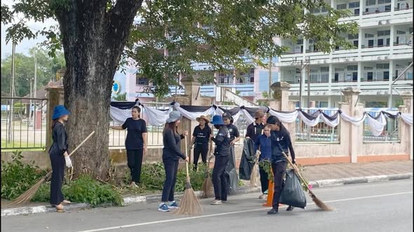ลงพื้นที่พัฒนาพื้นที่ชุมชนตลาดบน พัฒนาภูมิทัศน์สองฝั่งถนน เพื่อความสะอาดและความปลอดภัยของประชาชน