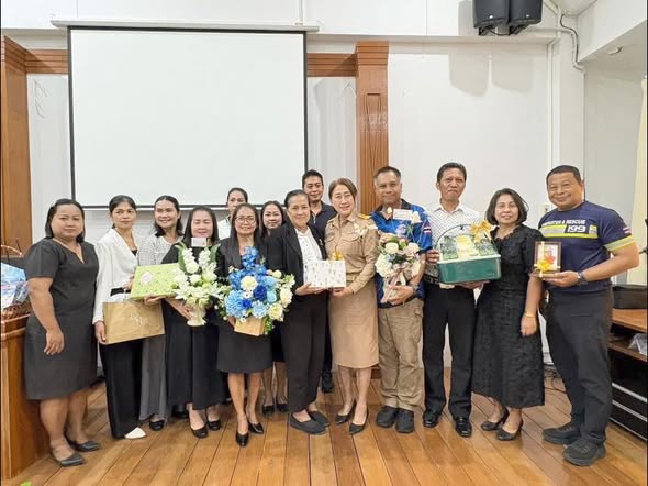 วันศุกร์ที่ 9 มกราคม 2569  นางสาวดวงพร แซ่ลิ้ม นายกเทศมนตรีตำบลบ้านนา  มอบหมายให้ นางชรีพร รักชาติเลขานุการนายก ทต.บ้านนา และพนักงานเทศบาลตำบลบ้านนาร่วมเดินทางไปส่ง นางรัตน์สุดา เพชรย้อย ตำแหน่ง หัวหน้าสำนักปลัด เทศบาลตำบลบ้านนา อำเภอบ้านนาเดิม จังหวัดสุราษฎร์ธานี  ซึ่งได้โอนย้ายไปดำรงตำแหน่ง หัวหน้าสำนักปลัด (นักบริหารทั่วไป ระดับต้น) เทศบาลตำบลพุมเรียง อำเภอไชยา จังหวัดสุราษฎร์ธานี