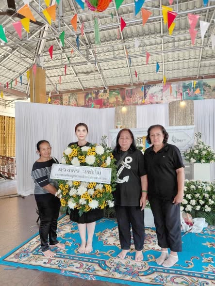 วันที่ 12 มกราคม พ.ศ. 2569 
นางสาวดวงพร แซ่ลิ้ม นายกเทศมนตรีตำบลบ้านนา พร้อมด้วยคณะผู้บริหาร เดินทาง ร่วมวางพวงหรีดเพื่อไว้อาลัยแก่ผู้วายชนม์ในเขตพื้นที่ ดังนี้
1. งานบำเพ็ญกุศลศพ นายธรรมนูญ สุระกา ณ สำนักสงฆ์บ้านดอนยูง โดยท่านนายกฯ และคณะได้ร่วมแสดงความเสียใจและให้กำลังใจแก่ครอบครัวสุระกาในการสูญเสียบุคคลอันเป็นที่รัก
2. งานบำเพ็ญกุศลศพ คุณแม่ศรัญา คำงา ณ วัดทองประธาน โดยได้ร่วมพิธีวางพวงหรีดเคารพศพและพบปะพูดคุยเพื่อแสดงความอาลัยแก่ครอบครัวคำงา
ในนามของเทศบาลตำบลบ้านนา ขอแสดงความเสียใจอย่างสุดซึ้งต่อครอบครัวของผู้วายชนม์ทั้งสองท่าน.