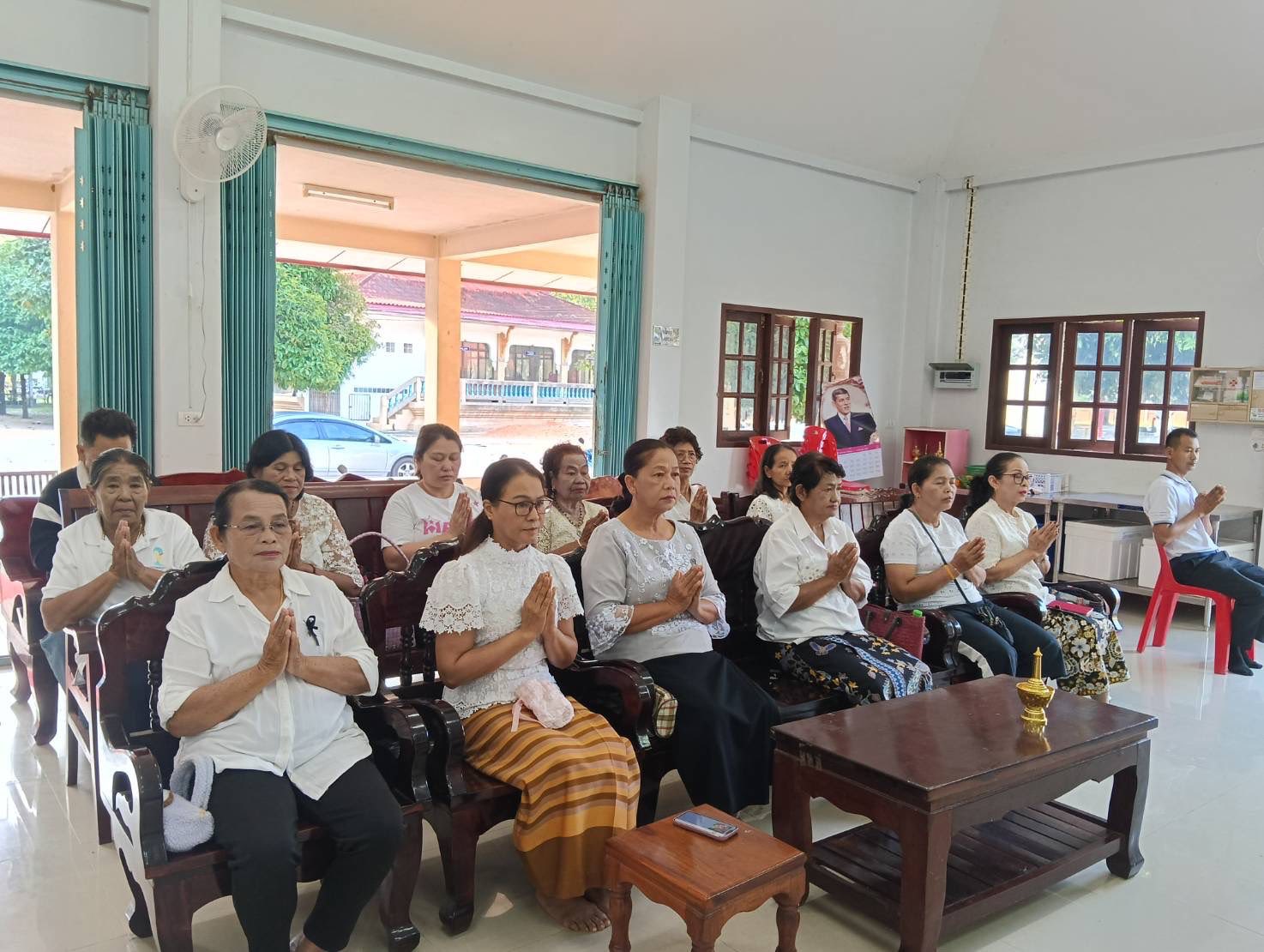 เทศบาลตำบลบ้านนา จัดกิจกรรม "หิ้วปิ่นโตเข้าวัด ฟังธรรม เสริมสิริมงคลรับปีใหม่" แทนการทัศนศึกษา เน้นสร้างบุญและรอยยิ้มให้ผู้สูงอายุ