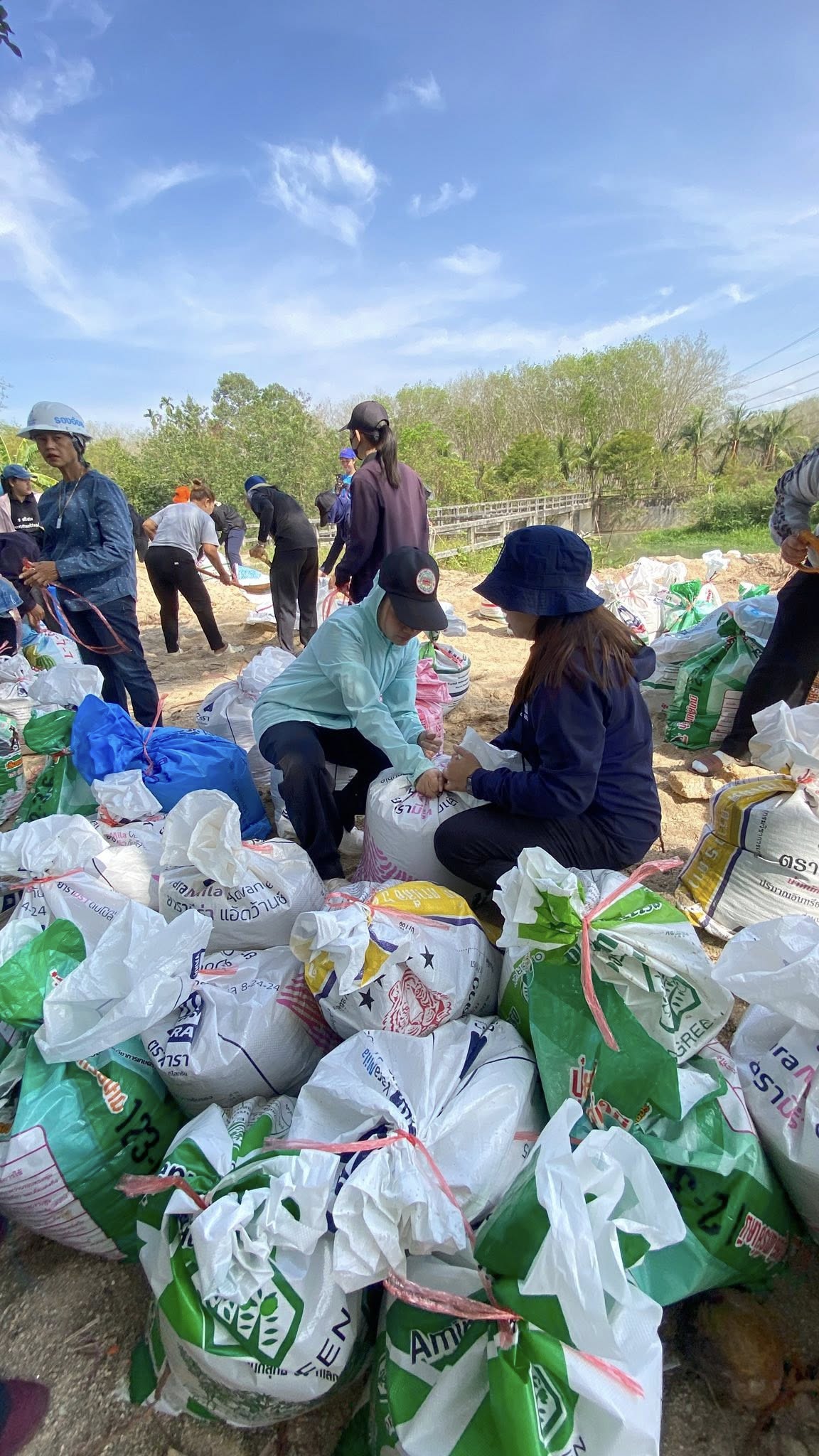 เทศบาลตำบลบ้านนา รุดหน้าเตรียมรับมือ "ภัยแล้ง" รวมพลังสร้างฝายกระสอบทราย กักเก็บน้ำเพื่ออุปโภคบริโภค