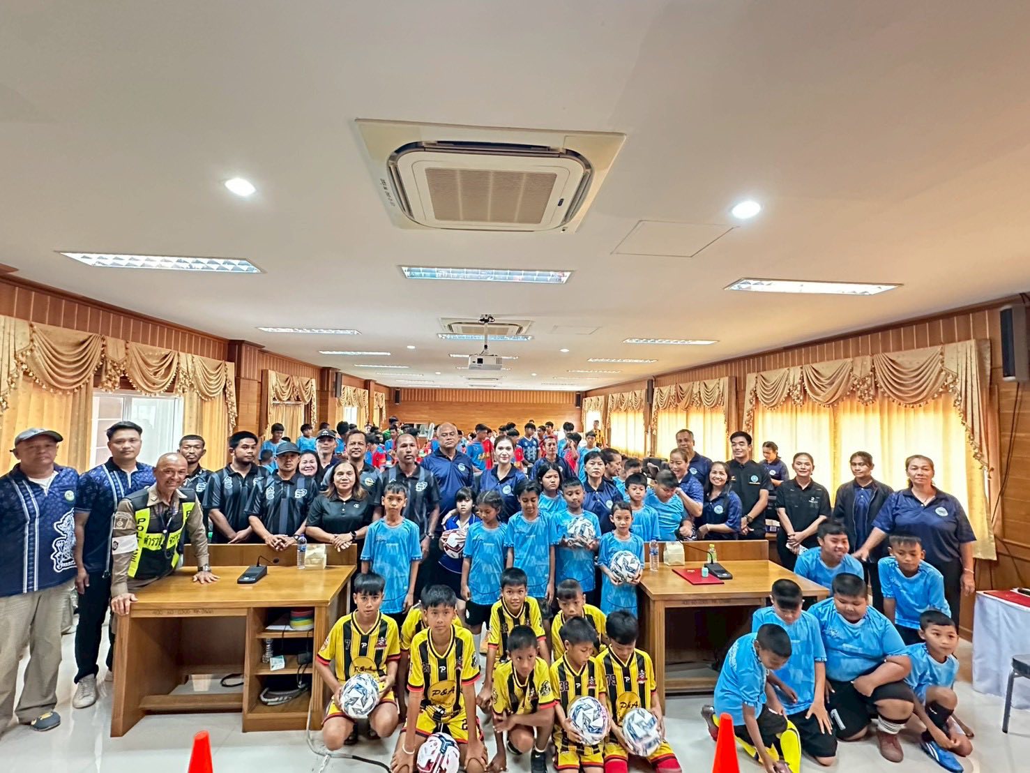 ⚽ เปิดสนาม สร้างฝันให้เยาวชน ⚽
วันที่ 13 มีนาคม 2569 เวลา 15.00 น. นางสาวดวงพร แซ่ลิ้ม นายกเทศมนตรีตำบลบ้านนา เป็นประธานในพิธีเปิด โครงการฝึกทักษะกีฬาฟุตบอล ประจำปี 2569 ให้เด็กและเยาวชน อายุ 7 – 15 ปี ได้เรียนรู้ทักษะกีฬาฟุตบอลอย่างถูกต้อง เสริมสร้างสุขภาพที่แข็งแรง และใช้เวลาว่างให้เกิดประโยชน์
📅 ระหว่างวันที่ 13 มีนาคม – 5 เมษายน 2569
ร่วมเป็นกำลังใจให้เด็กและเยาวชนของเรา ก้าวสู่การพัฒนาศักยภาพด้านกีฬา ⚽