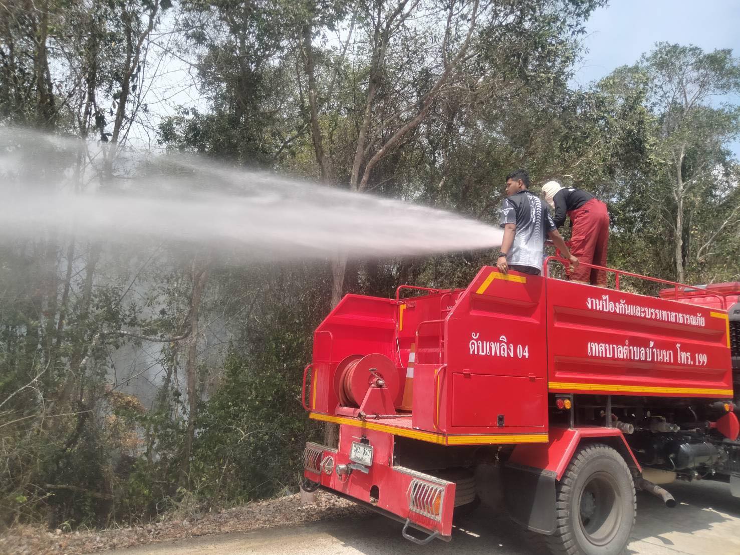 🚒 เทศบาลตำบลบ้านนา รุดสนับสนุนระงับเหตุไฟไหม้ป่าพรุ พื้นที่ ต.ท่าเรือ