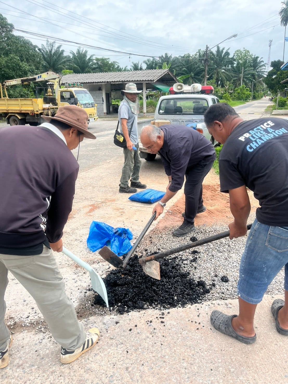 👷‍♂️ เทศบาลตำบลบ้านนา เดินหน้าดูแลความปลอดภัย ซ่อมแซมถนนและจัดระเบียบจราจรเพื่อพี่น้องประชาชน