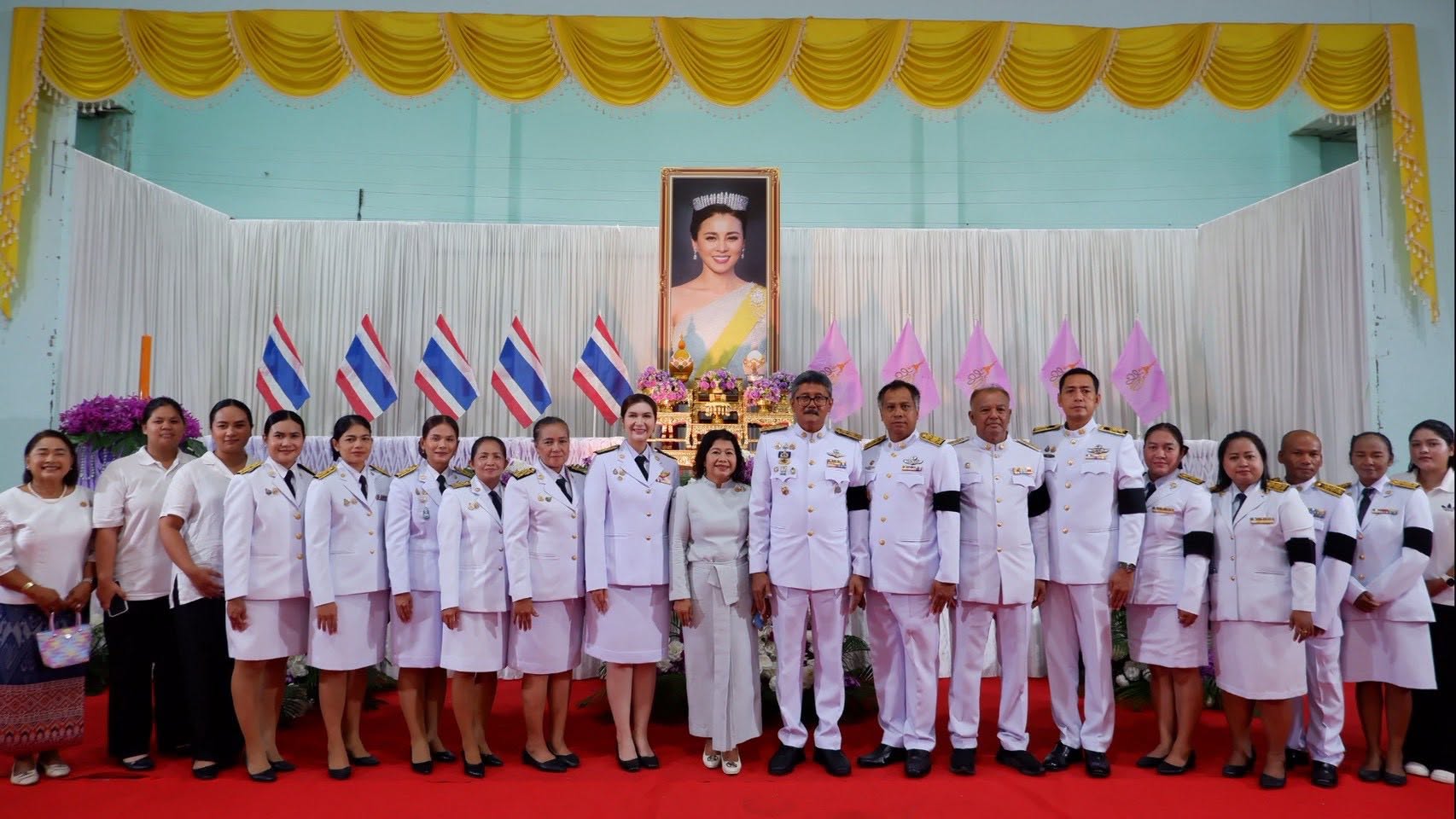 เทศบาลตำบลบ้านนา ร่วมพิธีเจริญพระพุทธมนต์และทำบุญตักบาตรเฉลิมพระเกียรติ สมเด็จพระนางเจ้าฯ พระบรมราชินี เนื่องในโอกาสวันเฉลิมพระชนมพรรษา ๔ รอบ ๓ มิถุนายน ๒๕๖๙