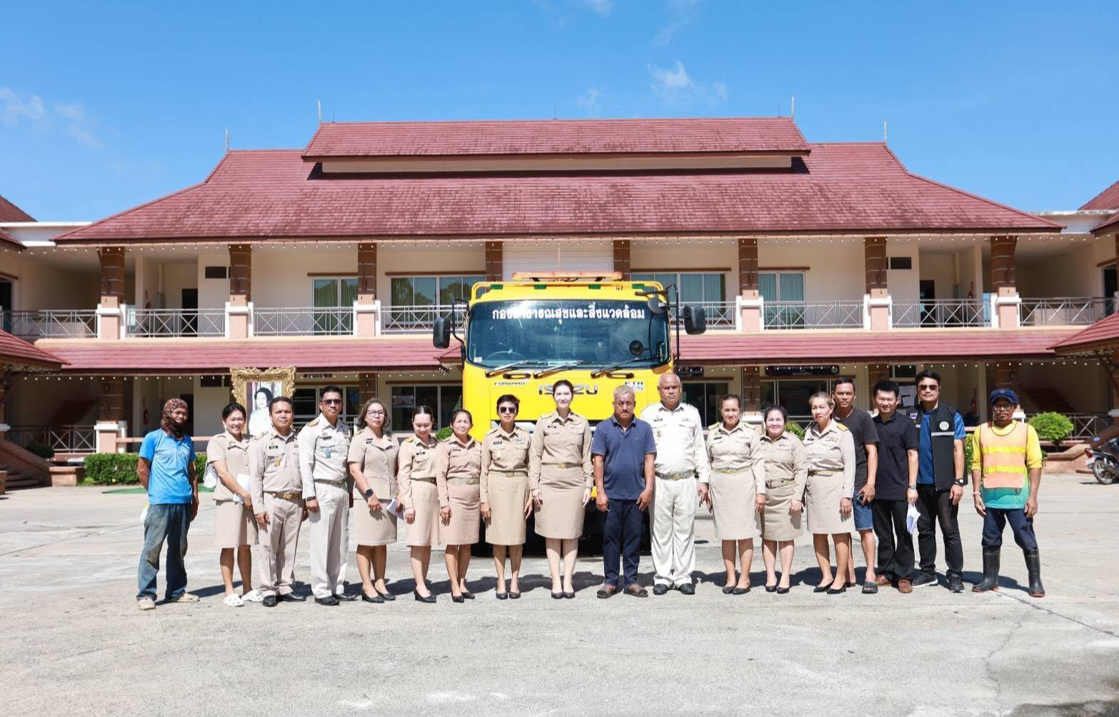 🚛✨ เทศบาลตำบลบ้านนา รับมอบรถบรรทุกขยะคันใหม่ เพื่อยกระดับการจัดการสิ่งแวดล้อมและดูแลสุขอนามัยของพี่น้องประชาชน