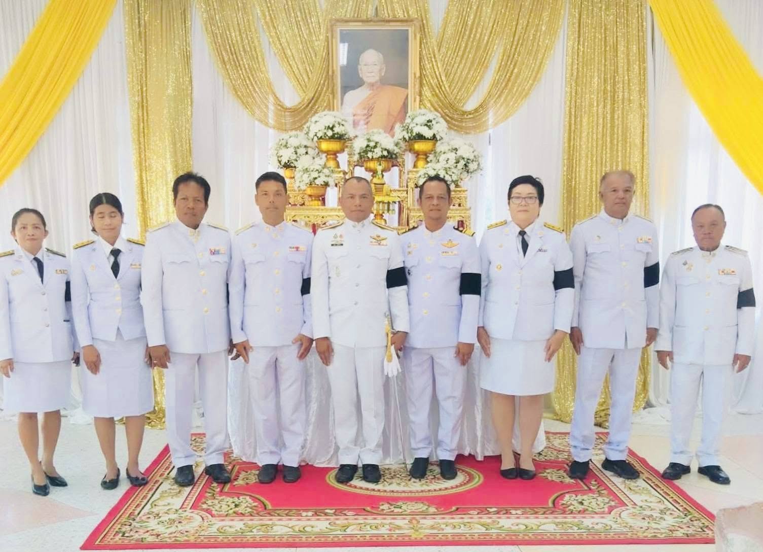เทศบาลตำบลบ้านนา ร่วมพิธีเจริญพระพุทธมนต์และทำบุญตักบาตรถวายพระกุศล และเป็นการน้อมรำลึก