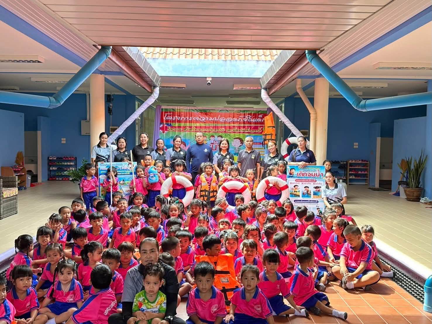 การจัดโครงการความปลอดภัยในเด็ก โดยเน้น "กิจกรรมการป้องกันการจมน้ำในเด็กปฐมวัย (อายุ 2–5 ปี)" เป็นเรื่องสำคัญมากครับ เพราะการจมน้ำเป็นสาเหตุอันดับต้น ๆ ของการสูญเสียในเด็กเล็ก ซึ่งเด็กวัยนี้ยังมีทักษะการเอาชีวิตรอดจำกัด แนวทางจึงต้องเน้นที่ "การป้องกันโดยผู้ใหญ่ + การสร้างความคุ้นเคยและกฎเหล็กให้เด็ก"