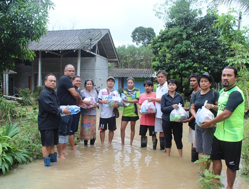 ร่วมมอบถุงยังชีพ ให้แก่ผู้ประสบเหตุ<br>อุทกภัยในเขตเทศบาลตำบลบ้านนา