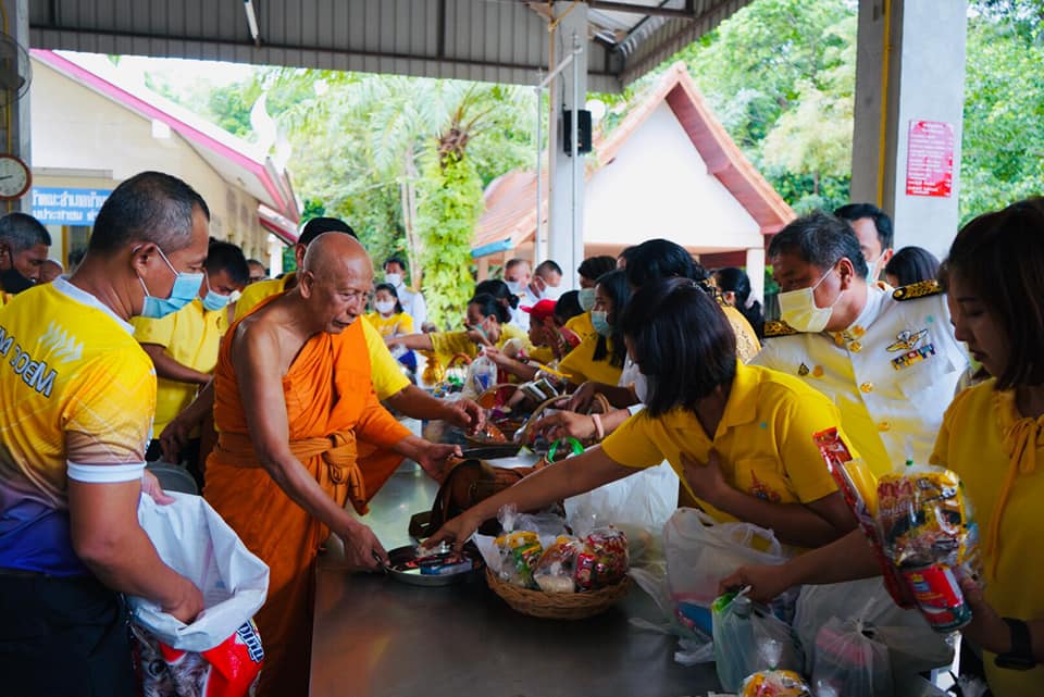 พิธีทำบุญตักบาตรพระสงฆ์เนื่องในวันคล้ายวันสวรรคตพระบาทสมเด็จพระบรมชนกาธิเบศร มหาภูมิพลอดุลยเดชมหาราช บรมนาถบพิตร    เช้าวันนี้(13ต.ค.63) เวลา&#8203; 06.30&#8203; น. ที่วัดชโลตตมาราม&#8203; (วัดน้ำฉ่า)&#8203;  หมู่ที่&#8203; 3&#8203; ตำบลนาใต้&#8203; อำเภอบ้านนาเดิม&#8203; จังหวัดสุราษฎร์ธานี